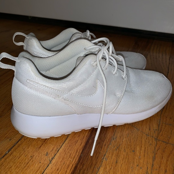 white nike roshes
